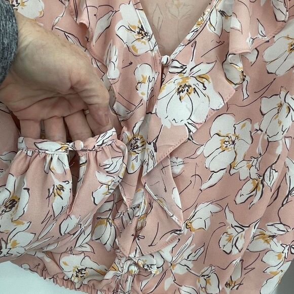 ASTR The Label Blush Ivory Deep V-Neck Floral Ruffle Blouse Size XS - Picture 2 of 7